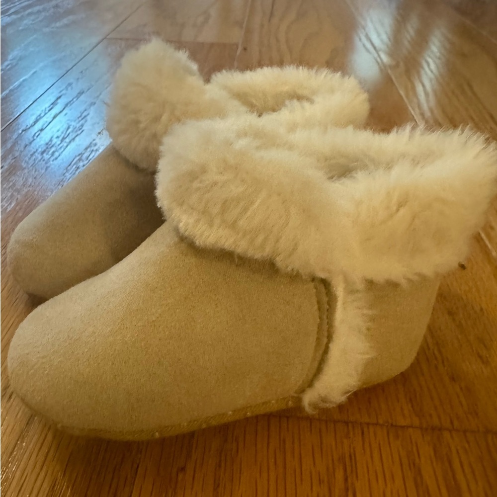 Old navy Faux-Suede Fold-Over
Faux-Fur Booties for Baby tan size 6-12 M